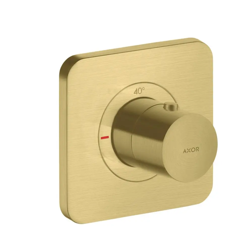Thermostat in gebürstetem Messing von AXOR, quadratische Wandplatte mit Drehregler zur Temperatureinstellung und roter Markierung.